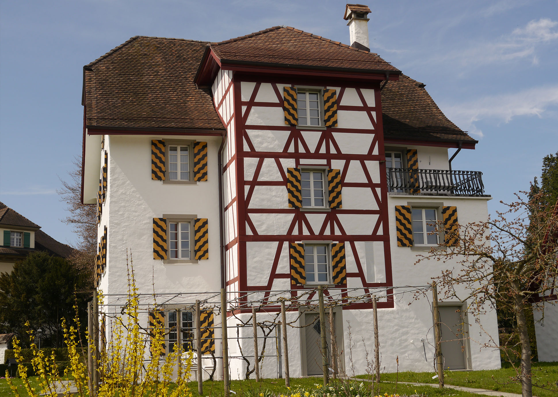 Maler Michel AG. Aussenrenovationen. Fassade Pfarrhaus Eschenbach. Gipserarbeiten.