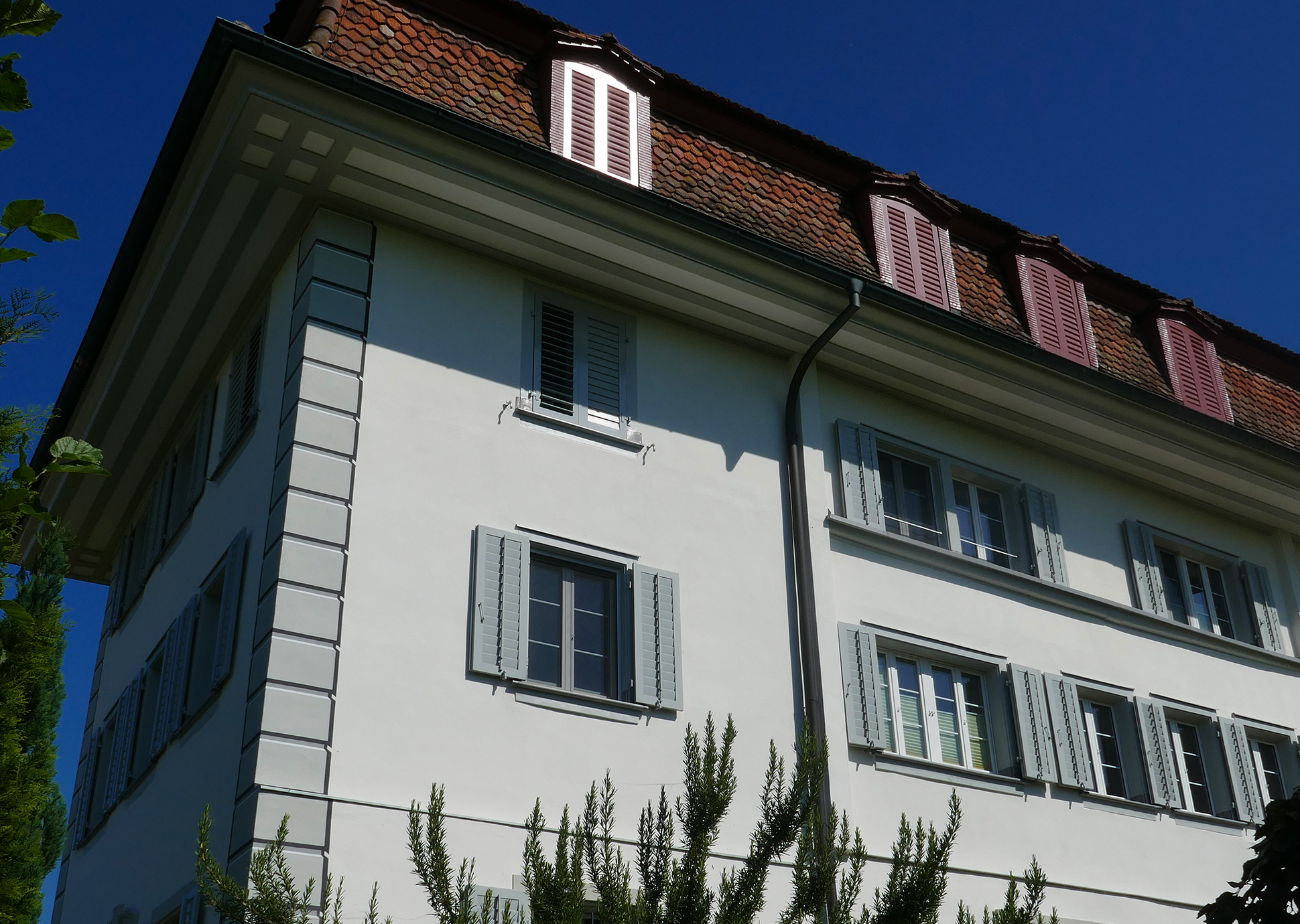 Maler Michel AG. Aussenrenovationen. Fassade Pfarrhaus Root.