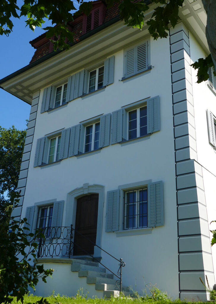 Maler Michel AG. Aussenrenovationen. Fassade Pfarrhaus Root.